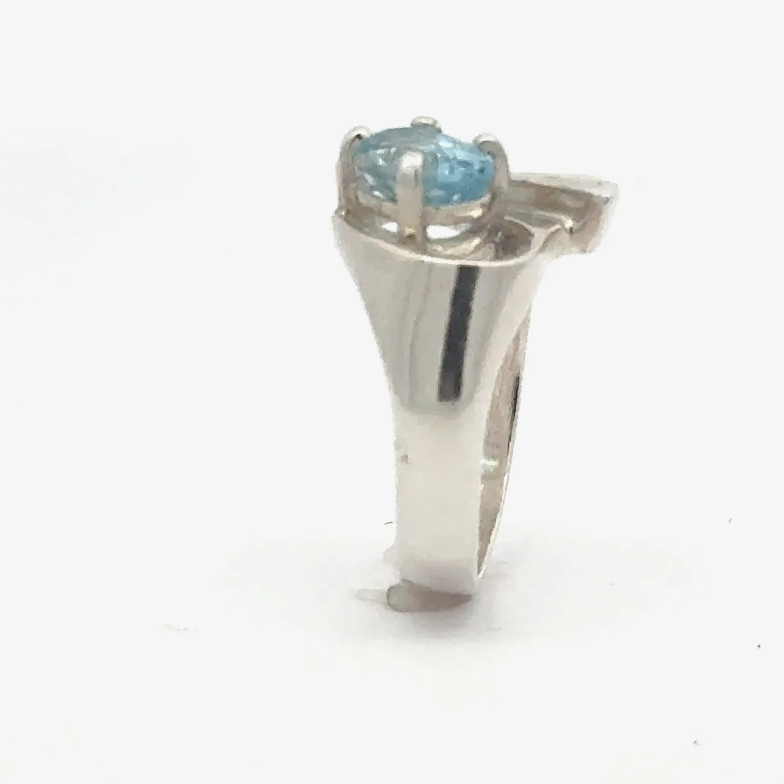 Aquamarine 1.10 Carat Oval Sterling Silver Ring Mounted in a 4 prong Sterling basket by Sharon Teaman — view 3